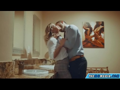 ❤️ Ha blonde e mahlahahlaha e u eka ka kamoreng ea ho phomola ea sechaba Litšoantšo tsa bootsoa ka morao ❌